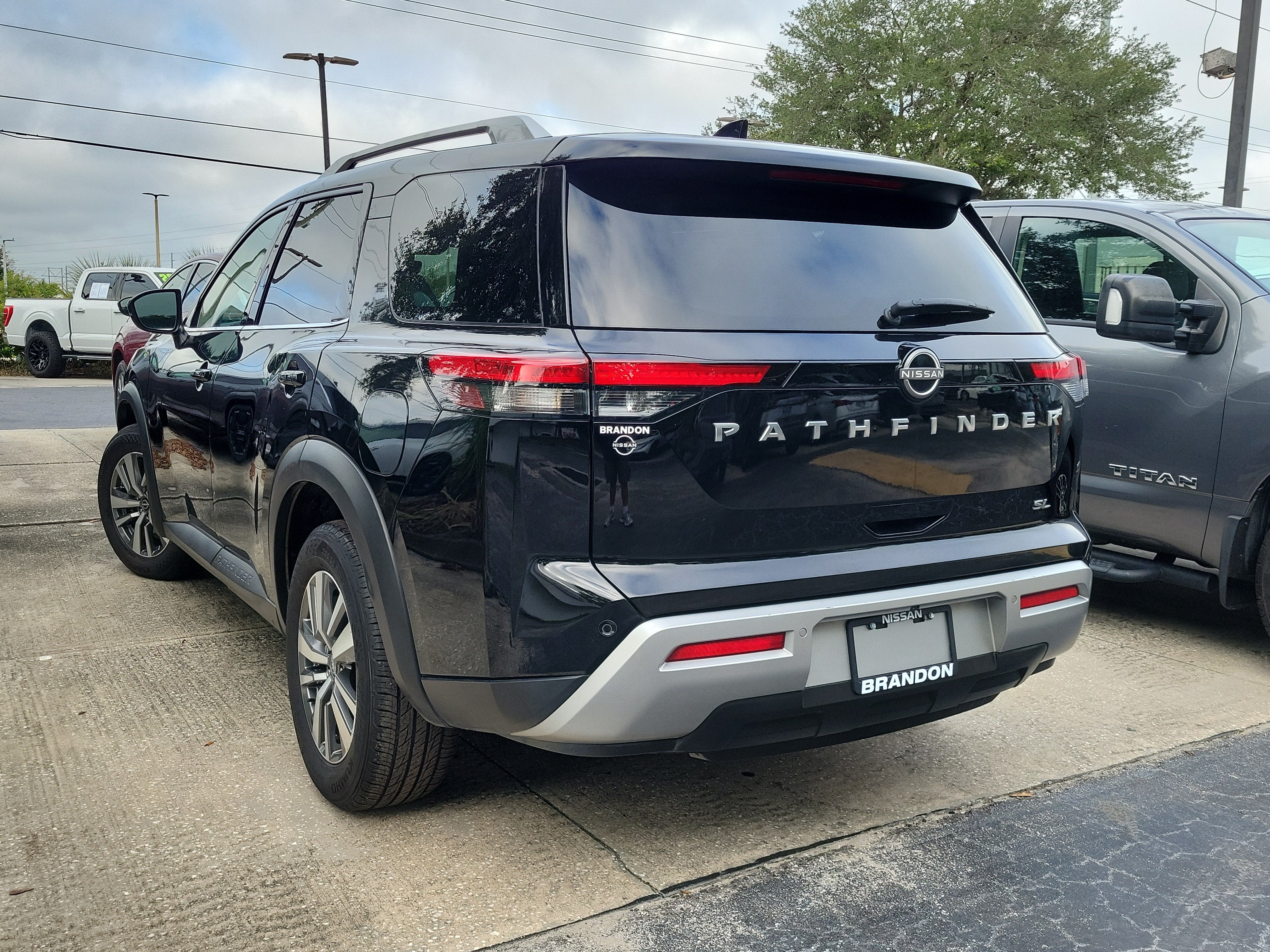 2025 Nissan Pathfinder SL