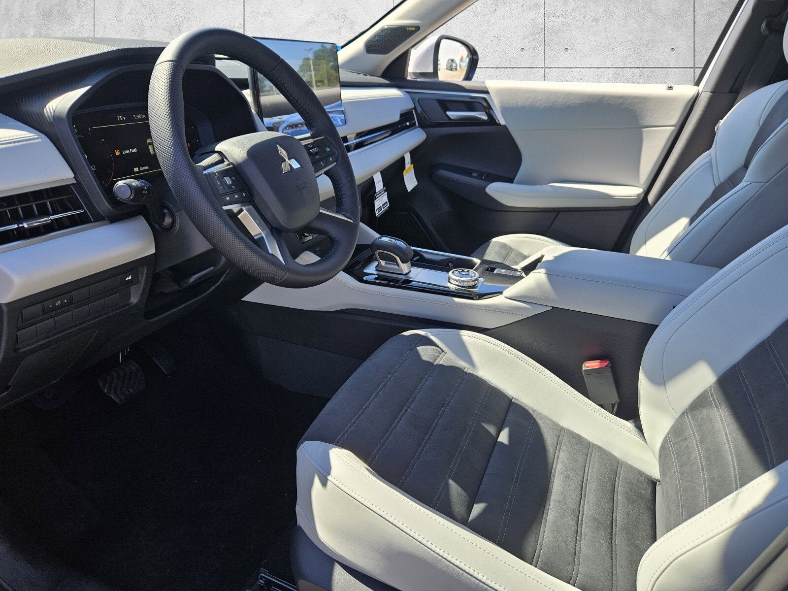 2025 Mitsubishi Outlander Base