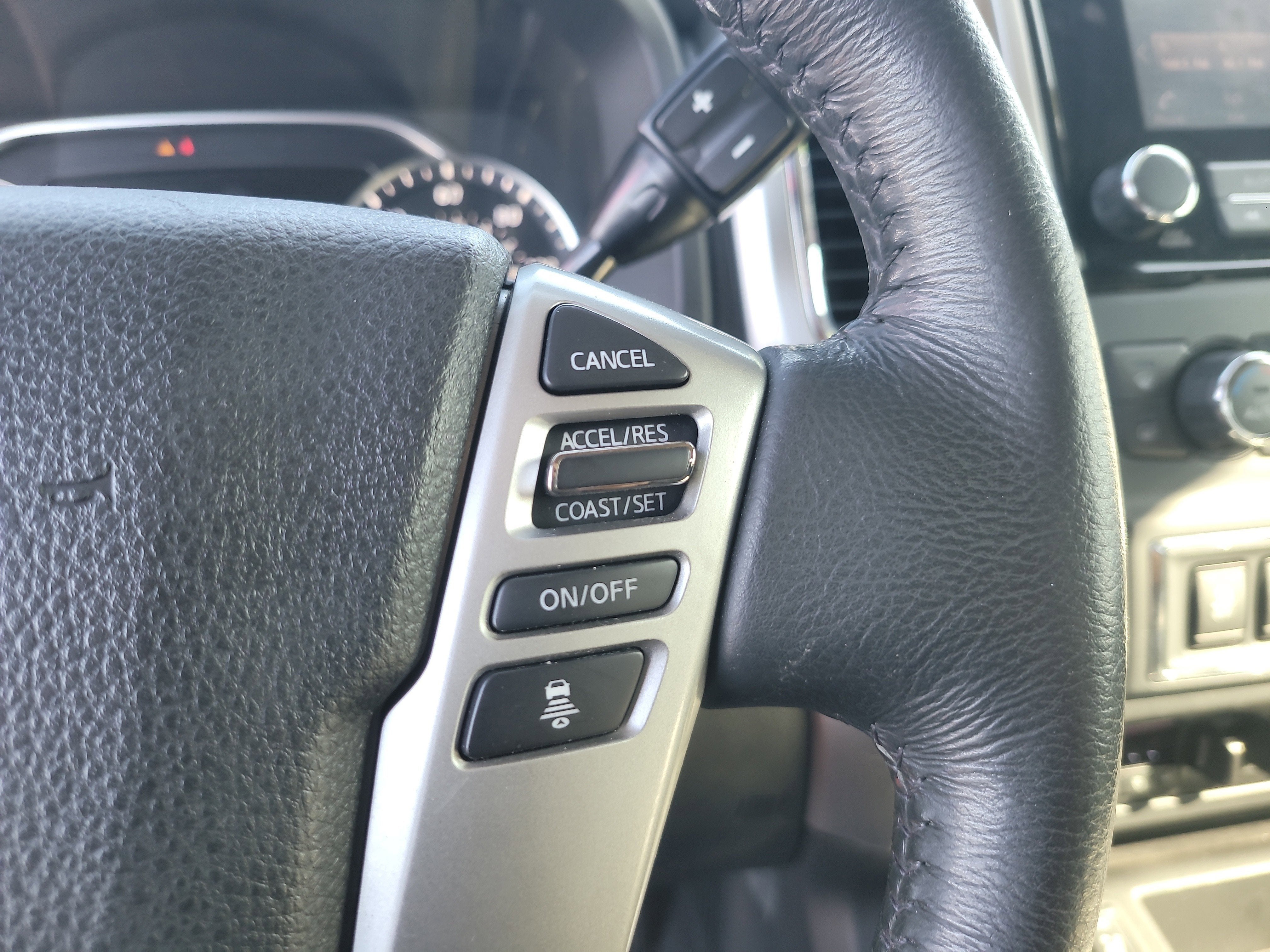 2023 Nissan Titan SV