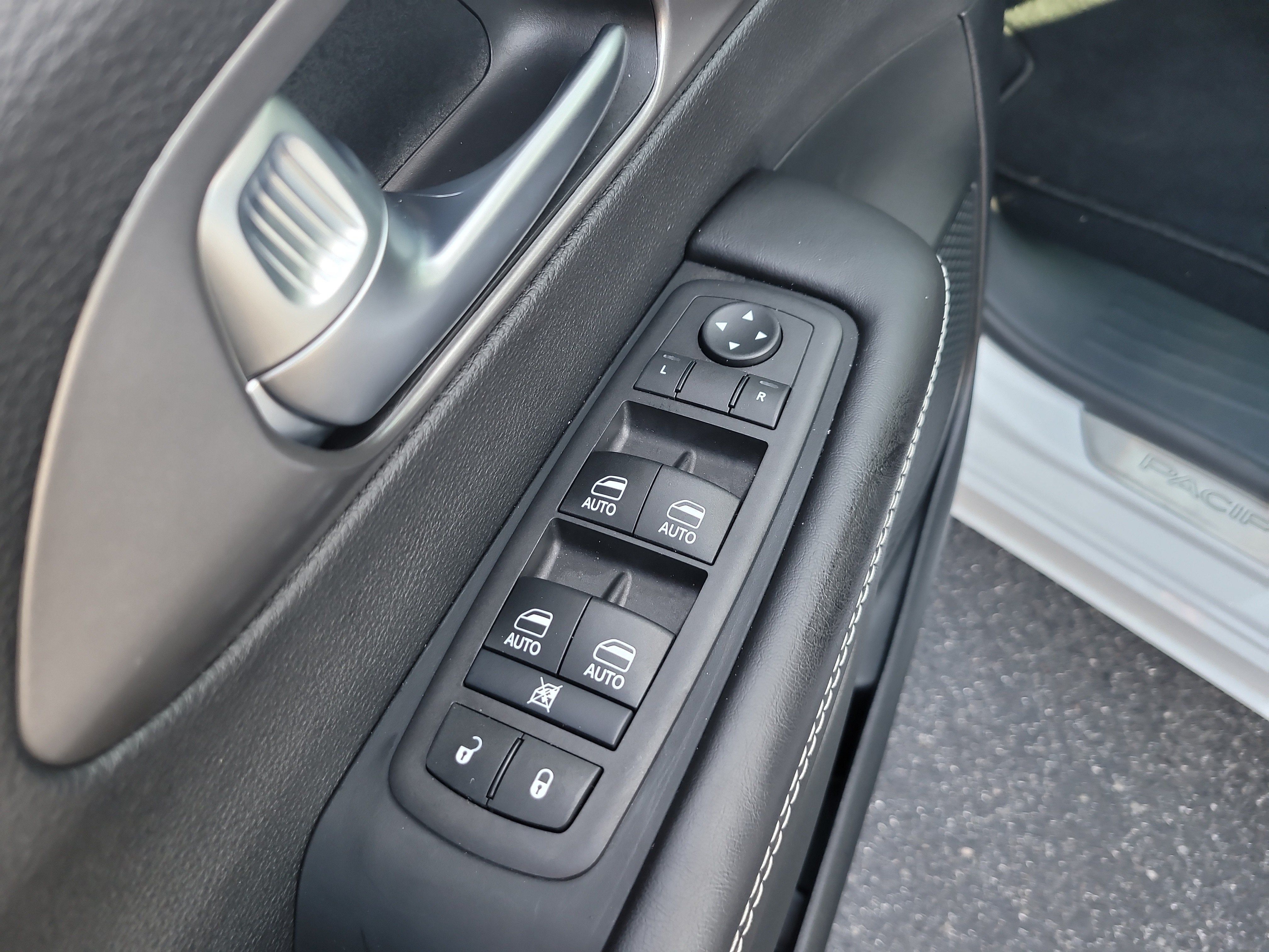 2026 Chrysler Voyager LX