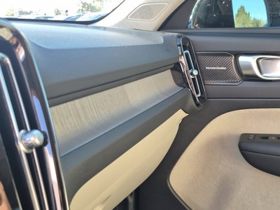 2023 Volvo XC40 Plus Dark Theme