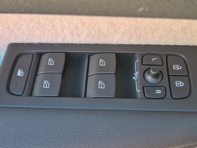 2023 Volvo XC40 Plus Dark Theme