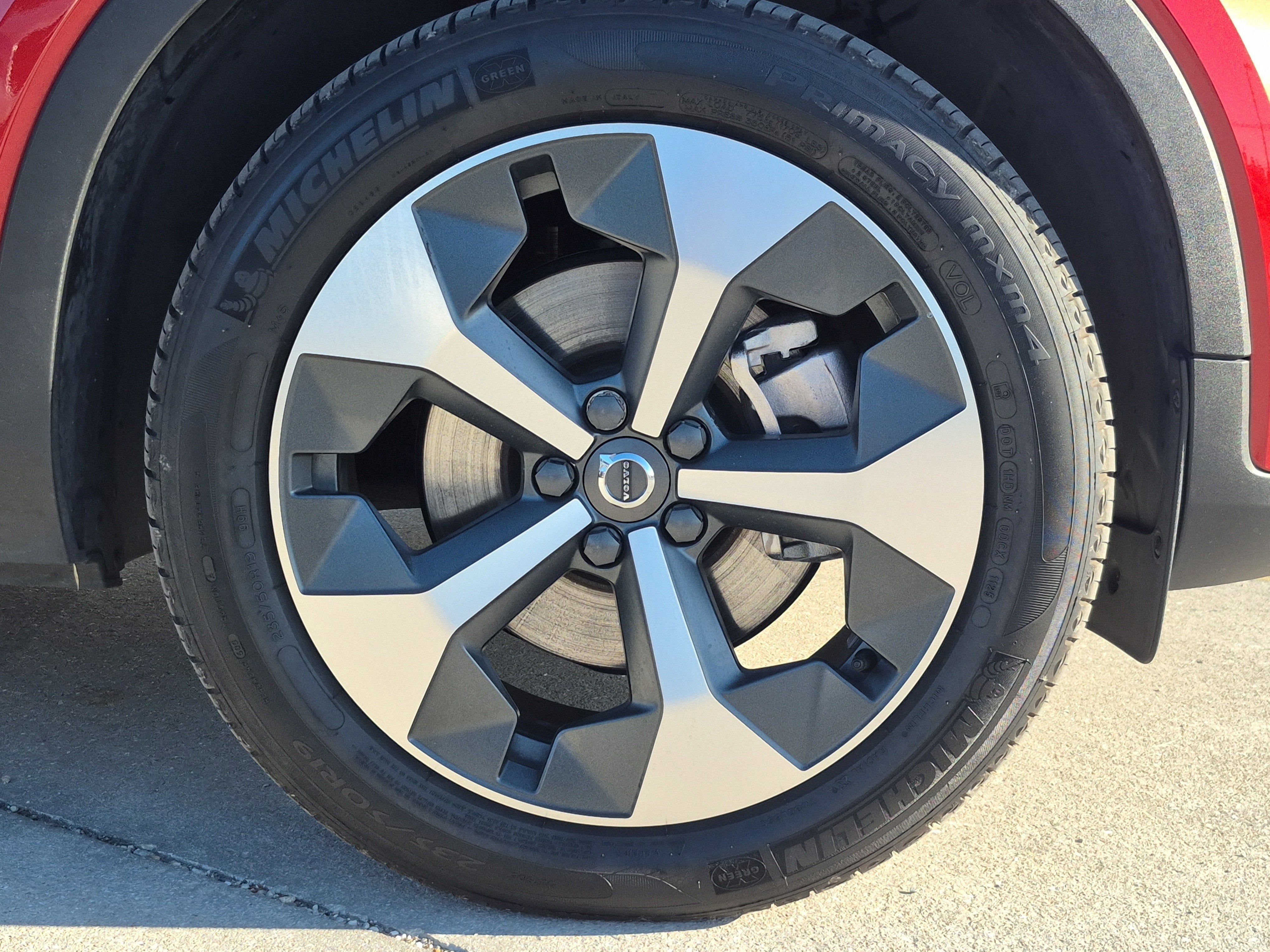 2023 Volvo XC40 Plus Dark Theme